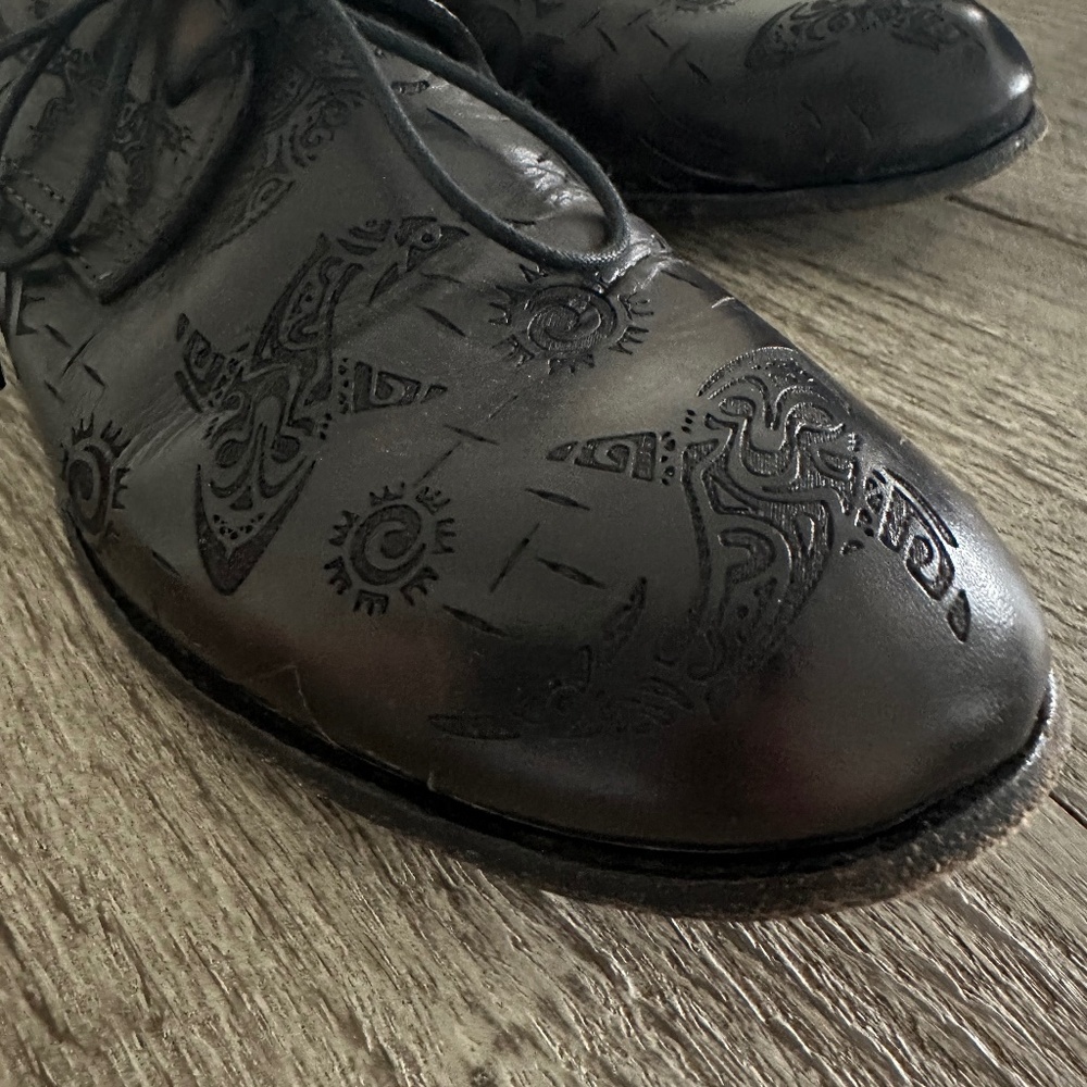 Lightly used women Italian leather shoes